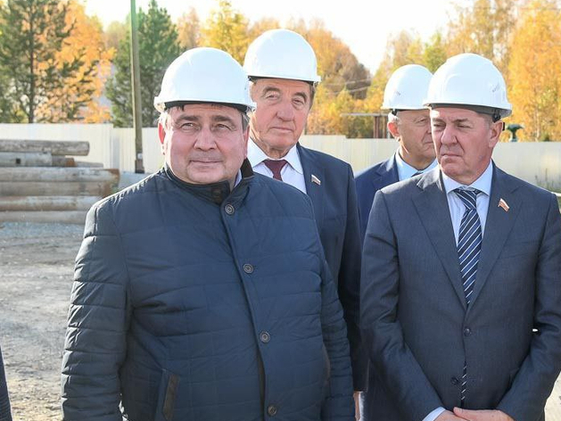 Николай Смирнов — на фото слева