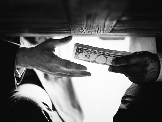 Суд заочно арестовал известного ИТ-миллиардера, его подозревают в даче взятки