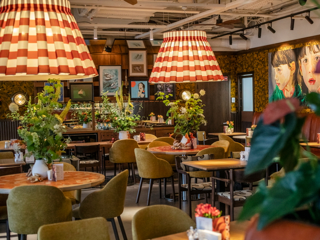 В Ельцин Центре открылось кафе с бук-кроссингом, видом на Исеть и закаты