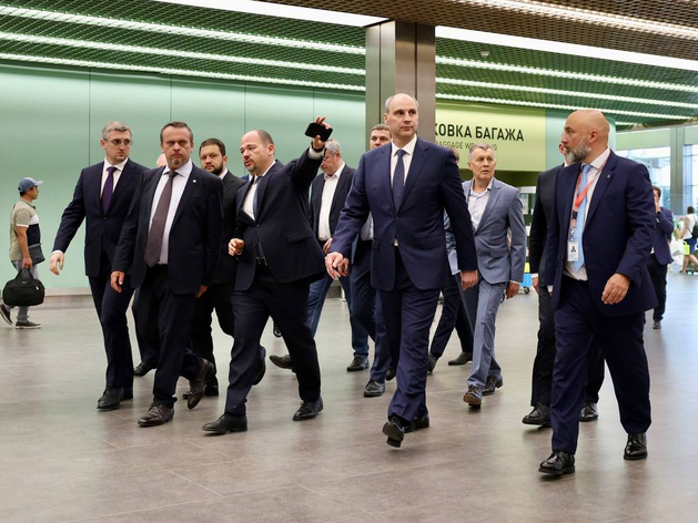 В Екатеринбург прибыл новый министр транспорта РФ: что ему показали в аэропорту 