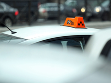 В Петербурге иностранцам ограничили доступ к работе в такси до конца 2025 года

