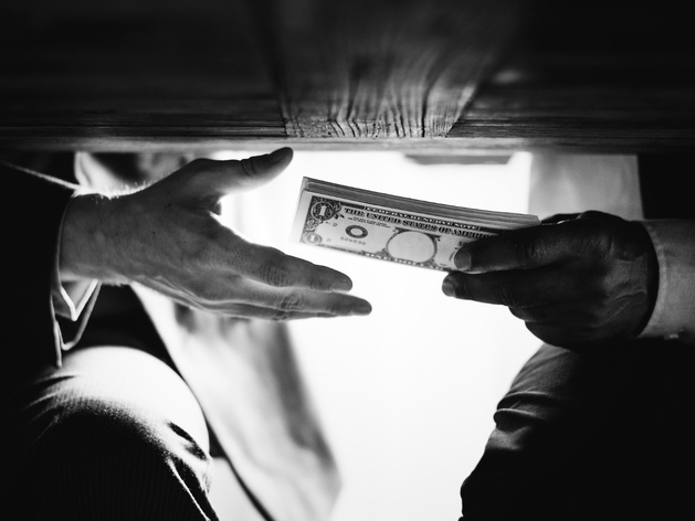 Свердловская компания заплатит штраф 10 млн руб. за взятку при строительстве дорог