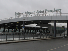 В Пулково за сутки отменили и задержали десятки рейсов: пассажиры ждут в терминале