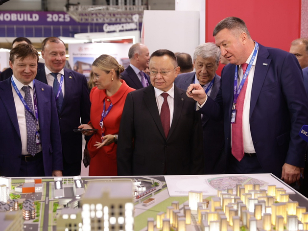 Глава Минстроя РФ Ирек Файзуллин посетил стенд «Синары-Девелопмент» на 100+ TechnoBuild
