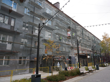 На пешеходной улице в центре Тюмени начался ремонт фасадов хрущевок