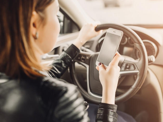 Звонок поступил в дороге или во время совещания? Можно ответить через голосового помощника