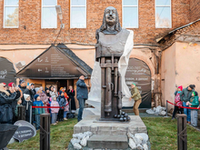 В уральском поселке установили четырехметровый памятник Акинфию Демидову  