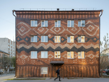 Здание старого общежития в Тюмени раскрасили, чтобы улучшить вид из окна