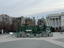В центральной части Тюмени начался монтаж главной новогодней елки