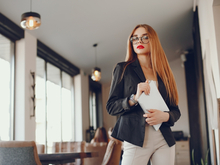 52% работающих екатеринбурженок наряжаются для выхода в офис