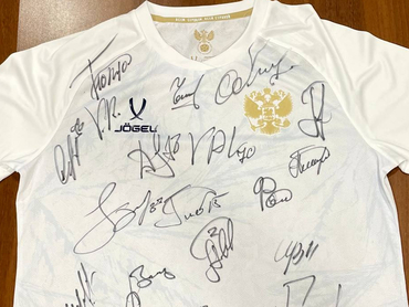 На аукцион Екатерининской Ассамблеи выставят день с ФК «Урал» и автографы сборной