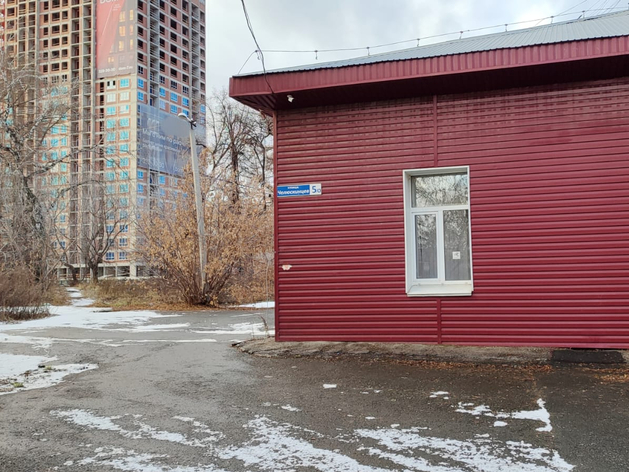 Свердловские власти намерены продать здание рядом с Макаровским мостом