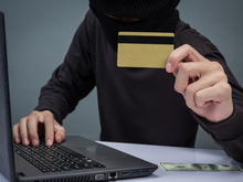 Общая сумма хищений мошенниками со счетов россиян уменьшилась