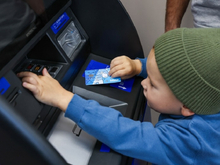 ВТБ защитит детские карты от мошенников