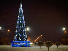 На Предмостной площади Красноярска появилась новогодняя елка 