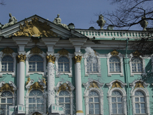 Эрмитаж требует через суд 847 тыс. рублей с посетителя, повредившего трон