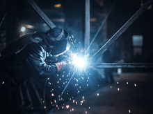 Самыми  востребованными рабочими в РФ в 2025 г. стали электрогазосварщики