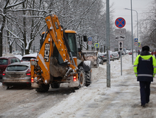 В Петербурге автомобилистам напомнили о графике уборки снега с парковок 
