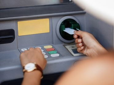 Почему власти хотят запретить вносить в банкоматы суммы свыше 1 млн рублей