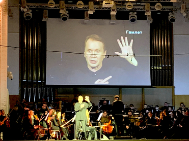 Евгений Миронов задал Екатеринбургу вопрос: «Быть или не быть?»