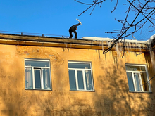 Несколько детей пострадали из-за схода наледи с крыши в центре Нижнего Новгорода