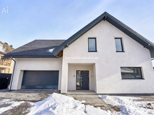 В Красноярске за 45 млн рублей выставили на продажу коттедж без отделки на Удачном 