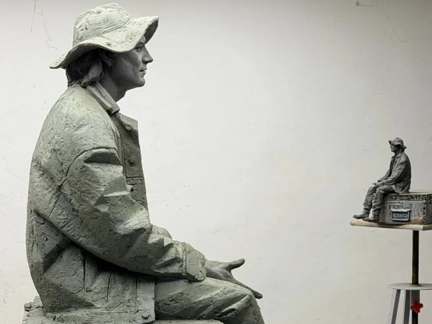 Работа над памятником Алексею Балабанову в разгаре: первые фото из мастерской Работа над памятником Алексею Балабанову в разгаре: первые фото из мастерской