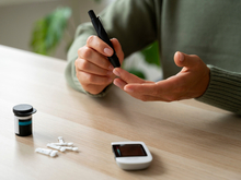 В Новосибирске создадут прибор для измерения уровня глюкозы без прокола кожи