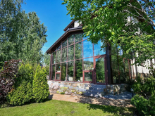 Фрески, колонны, бильярдная, зимний сад: чем удивляет коттедж за 130 млн в Красноярске