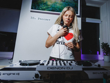 Прокурор за пультом: как школа диджеинга в Красноярске зарабатывает на взрослых учениках