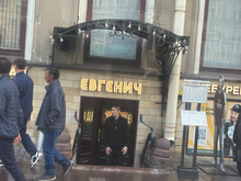 Суд оставил в силе штраф для бара «Евгенич» за пошлые слоганы на окнах

