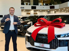 Новоселье начинается с машины. Тюменский дилер дарит квартиру одному из покупателей авто
