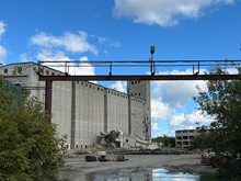 Тюменцы опасаются обрушения элеватора: его разбирает строительная компания