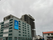 Недостроенный бизнес-центр рядом с тюменским ЦУМом разберут к концу лета