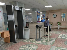 В Екатеринбурге ужесточили пропускной режим в школах: что теперь нельзя проносить детям