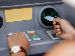 Темпы закрытия банковских отделений в России выросли почти втрое: причины