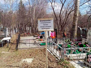 Кладбища Красноярска перешли на летний режим работы

