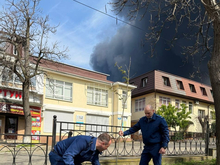 В Туапсе выпал черный дождь в результате крупного пожара на морском терминале