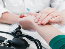 Депутаты потребовали от Минздрава оплачивать работу врачей-наставников