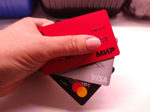 Регулятор не станет ограничивать работу карт Visa и Mastercard в России