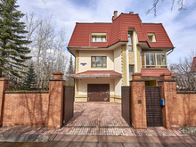 Коттедж с фруктовым садом выставили на продажу в Дивногорске за 35 млн рублей