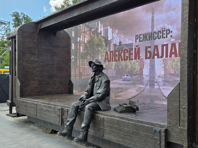 Сотни жителей Екатеринбурга собрались на открытии памятника Алексею Балабанову Сотни жителей Екатеринбурга собрались на открытии памятника Алексею Балабанову