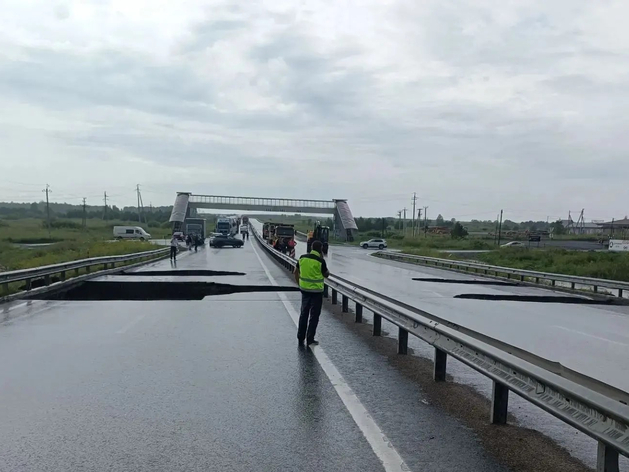 Из-за паводка в Свердловской области Тюменский тракт перекрыли, а жителей эвакуируют Из-за паводка в Свердловской области Тюменский тракт перекрыли, а жителей эвакуируют