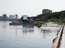 Вода выходит на тротуар тюменской набережной, власти готовятся ее откачивать
