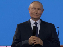 В Красноярск прилетел Владимир Путин и поздравил школьников
