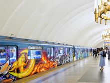 Сказочные граффити появились на поезде в метро Петербурга