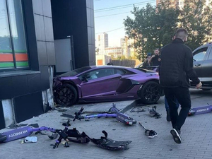 Lamborghini врезалась в жилой дом в Екатеринбурге: что известно о резонансном ДТП