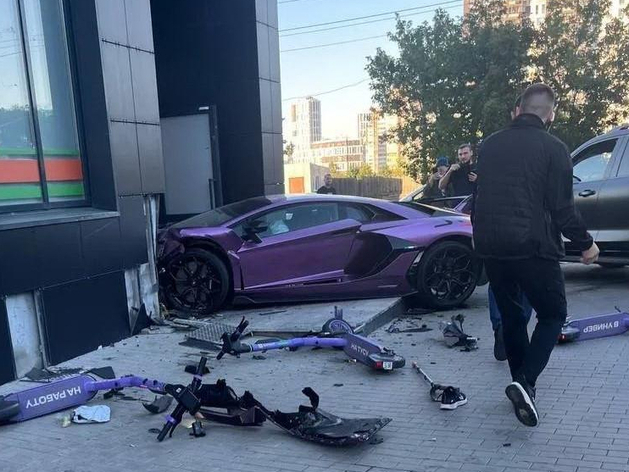 Lamborghini врезалась в жилой дом в Екатеринбурге: что известно о резонансном ДТП Lamborghini врезалась в жилой дом в Екатеринбурге: что известно о резонансном ДТП