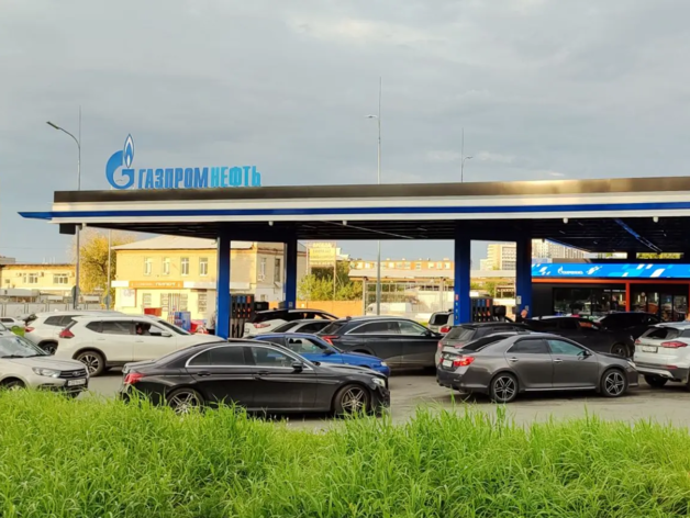 На АЗС Екатеринбурга вновь выстраиваются очереди из десятков автомобилей На АЗС Екатеринбурга вновь выстраиваются очереди из десятков автомобилей