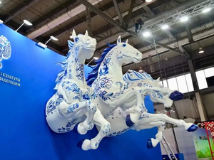 Трехметровая матрешка, тройка в гжели и Пушкин в стильных очках: что еще увидят гости МФМ